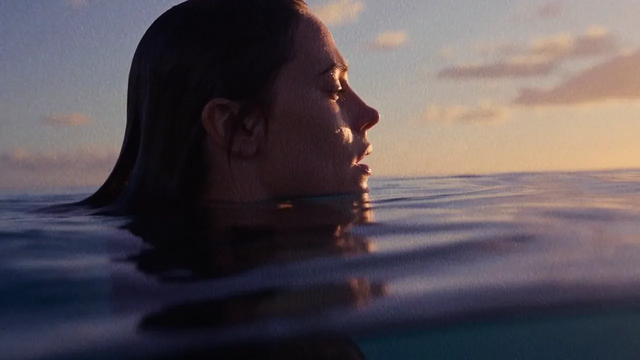 Secuencia cinematográfica de cuerpos, agua, fuego y texturas orgánicas
