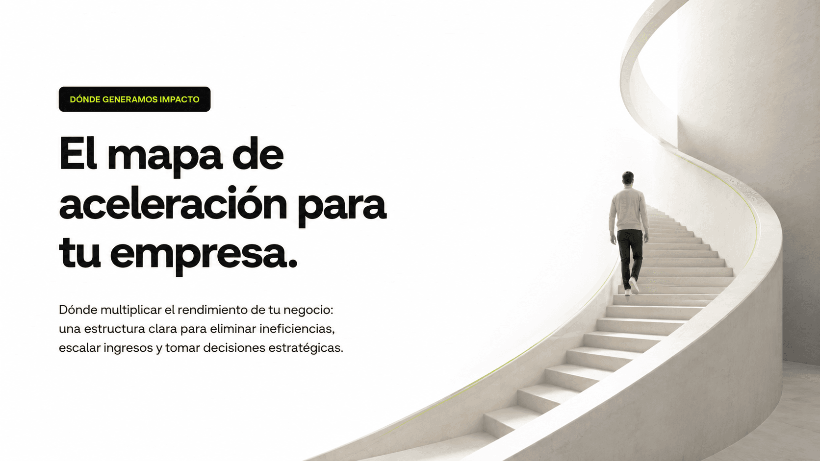 Persona ascendiendo por una escalera arquitectónica blanca en espiral